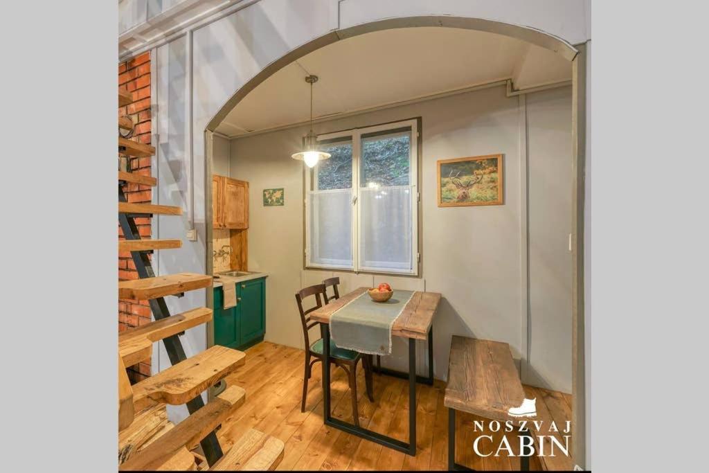Noszvaj Cabin Екстериор снимка